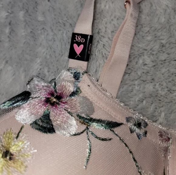 Victoria Secret Floral Embroidered Push Up Bra Size 38D - Picture 4 of 6